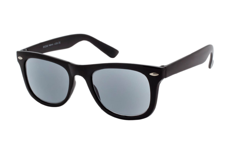 Sort solbrille med styrke i det moderigtige wayfarer design